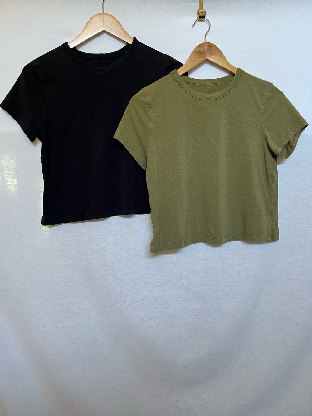 lululemon athletica Cropped Crewneck Tee in Black & Olive